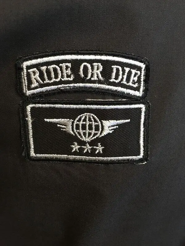 Badge på höger bröst