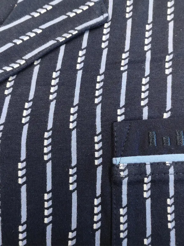 Mörkblå/mönstrad - närbild