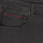 Kontrasterande röd söm i ficka